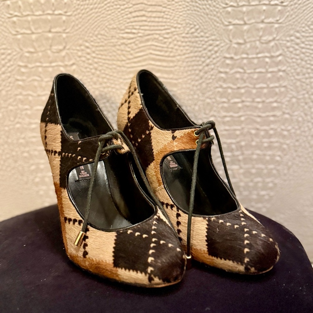 Steven by Steve Madden Black and Brown Argyle designed Calfskin Heels
